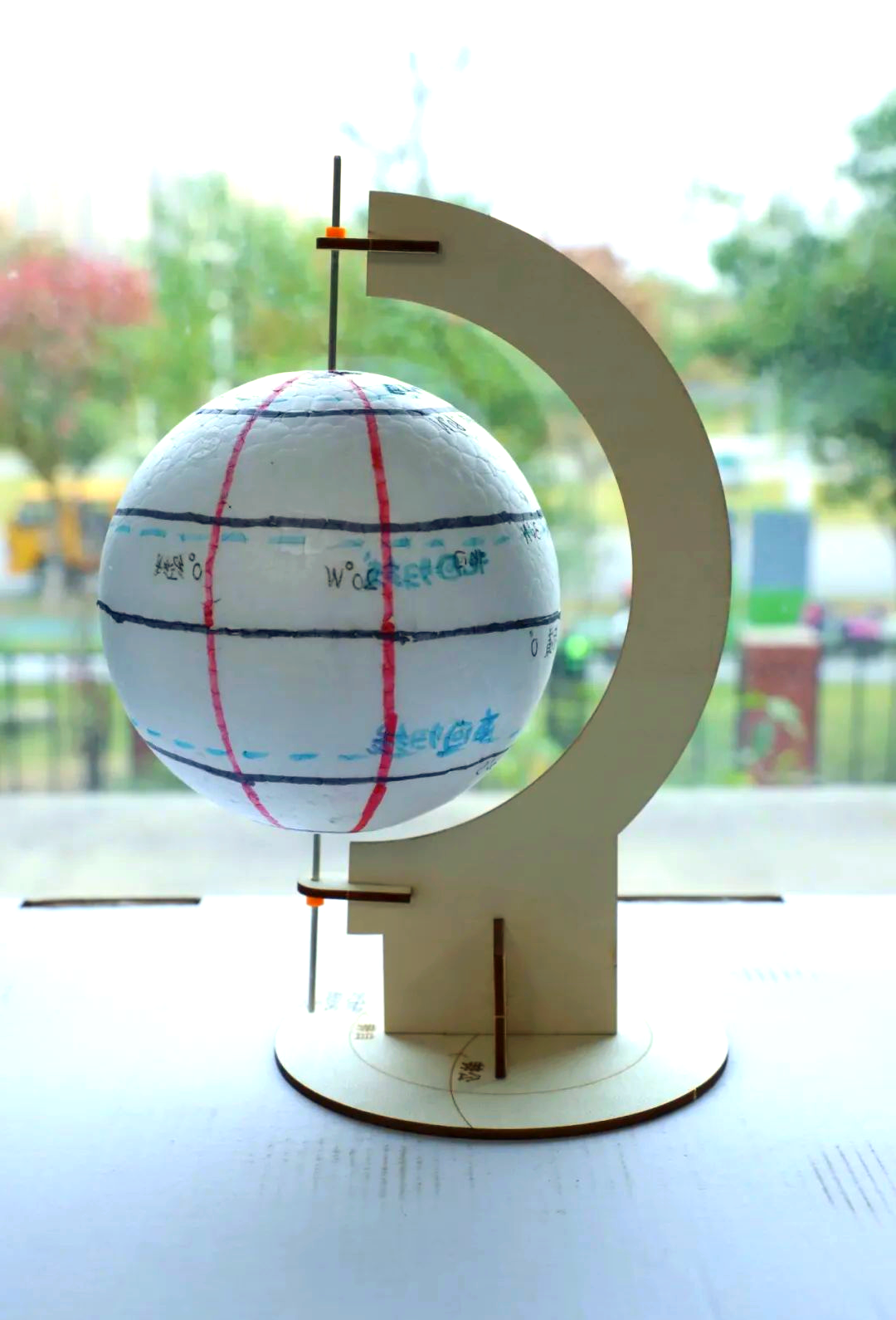 此外,通过亲手制作地球仪,他们亲身体验了动手实践的乐趣,进一