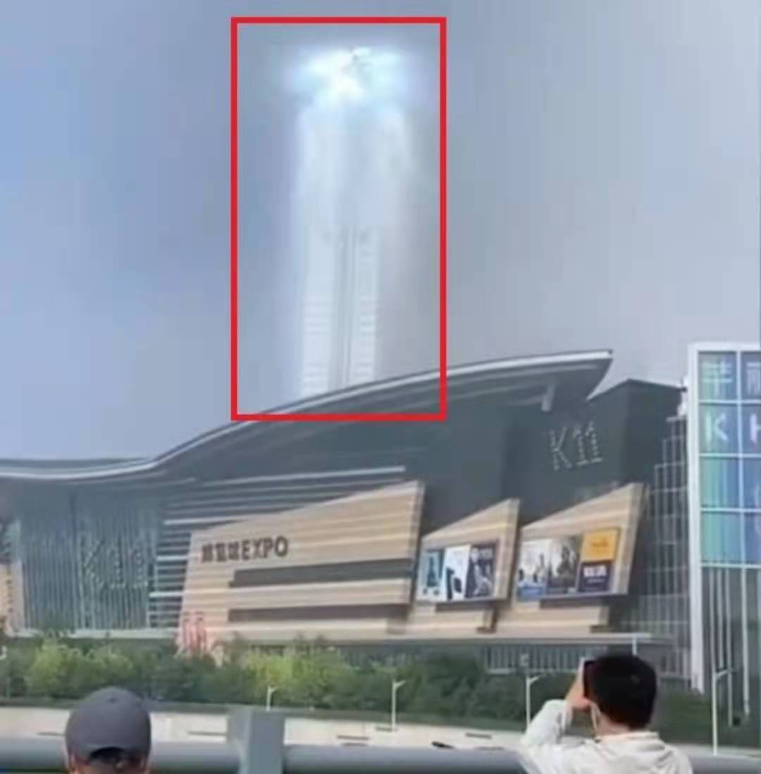 云隙光沈阳天空首现巨型天梯光柱西方称之为上帝之梯