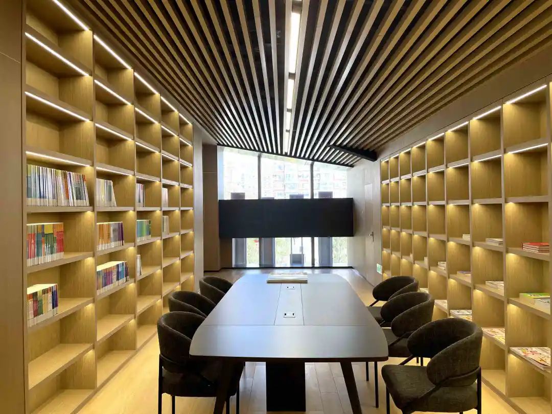 一个更大的阅读空间 主要为小学生读物 弧形书架充满科技感两侧 穿过