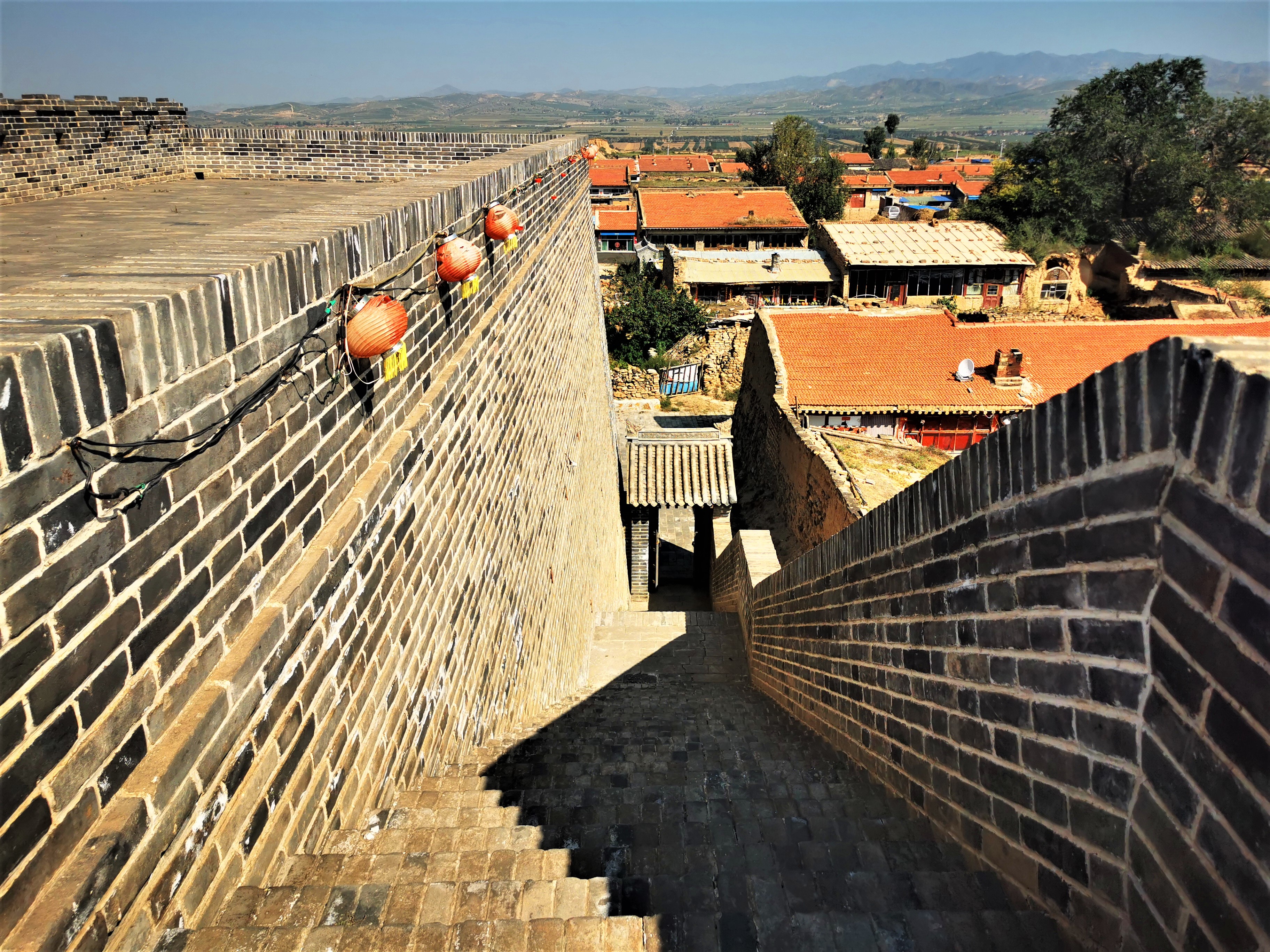 大同市阳高县镇边堡村,新老交错的村堡民居形成鲜明的对照