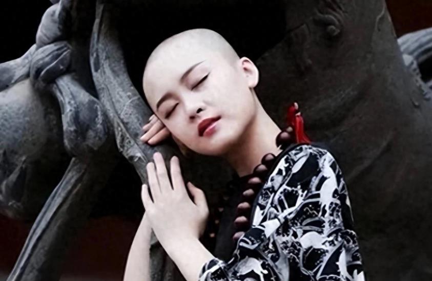 五台山美貌"尼姑":浓妆艳抹,搔首弄姿,为何敢如此肆无忌惮?