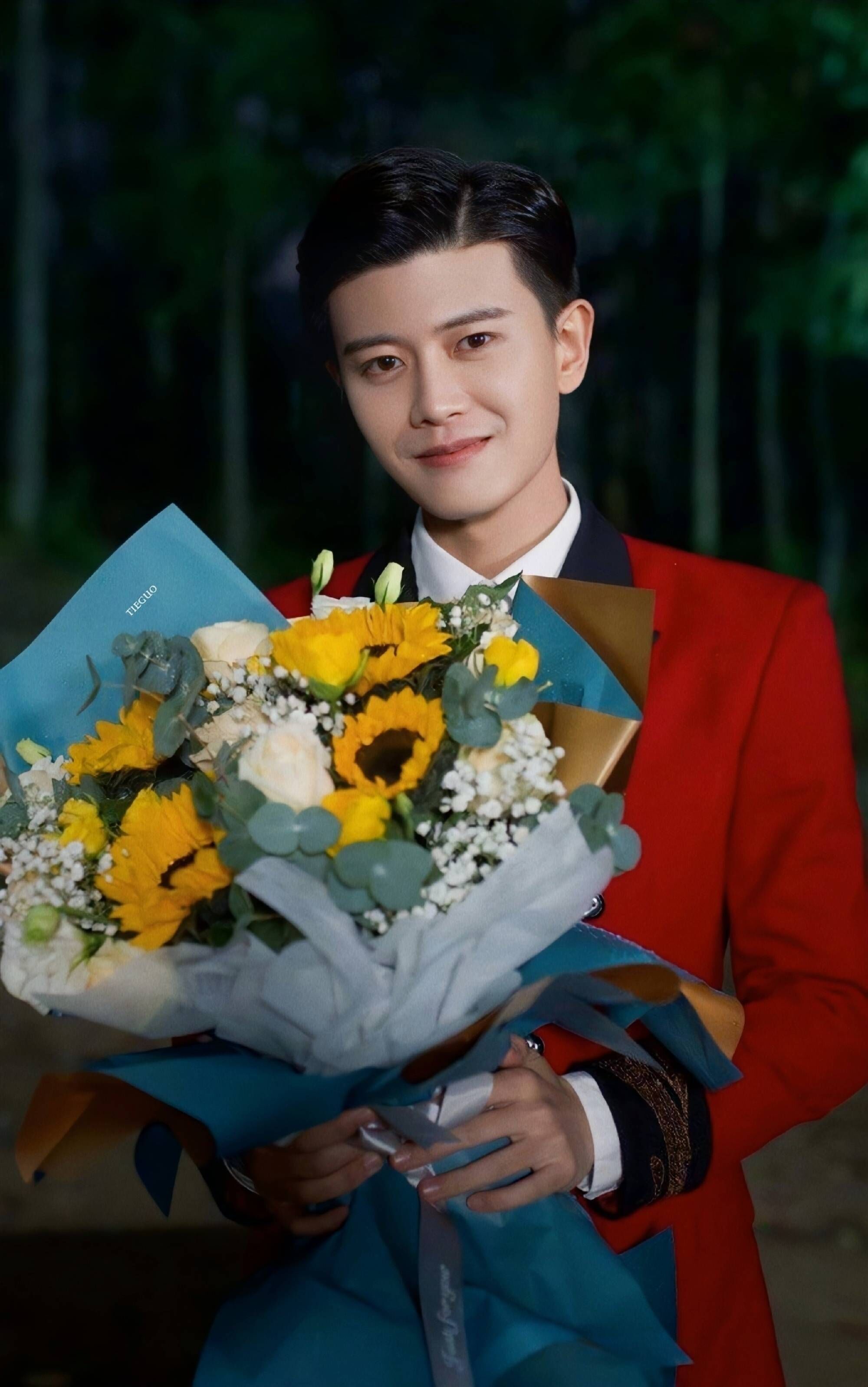 任嘉伦新剧杀青,晒九宫格照片告别陆炎,一身红色西装英气十足