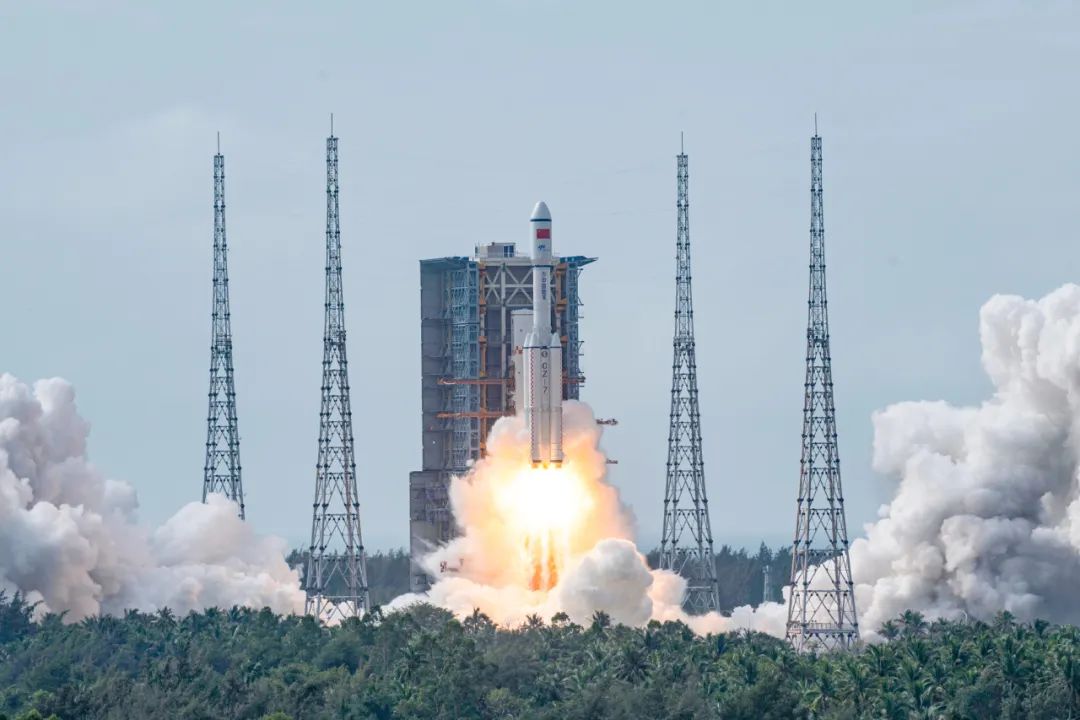 长征七号也有火箭使用固体燃料,这样可以提前将燃料储备好,也减少了