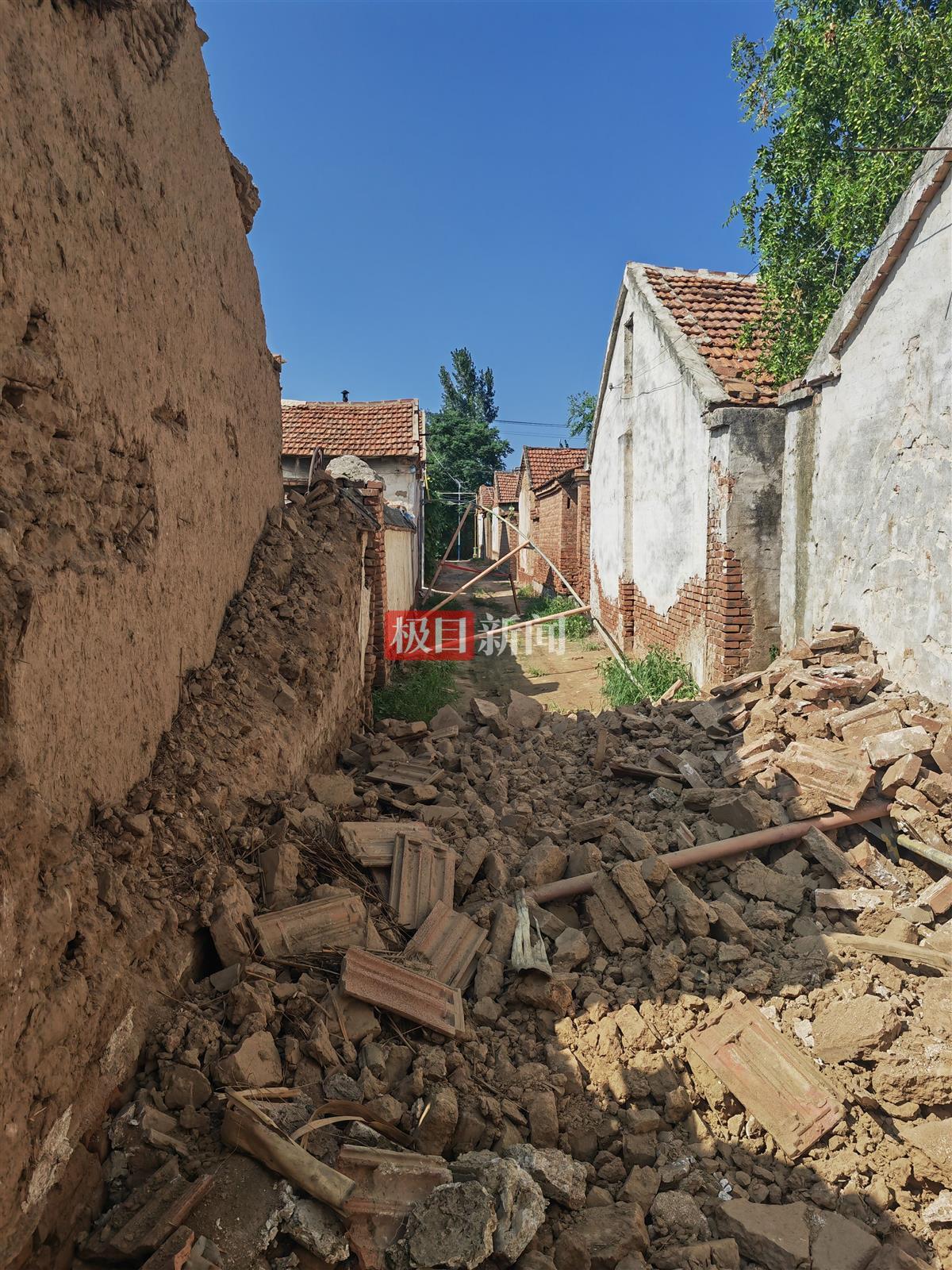 5级地震震中王打卦镇:屋顶垮塌幸未砸到人,母女费力掰开变形的院门