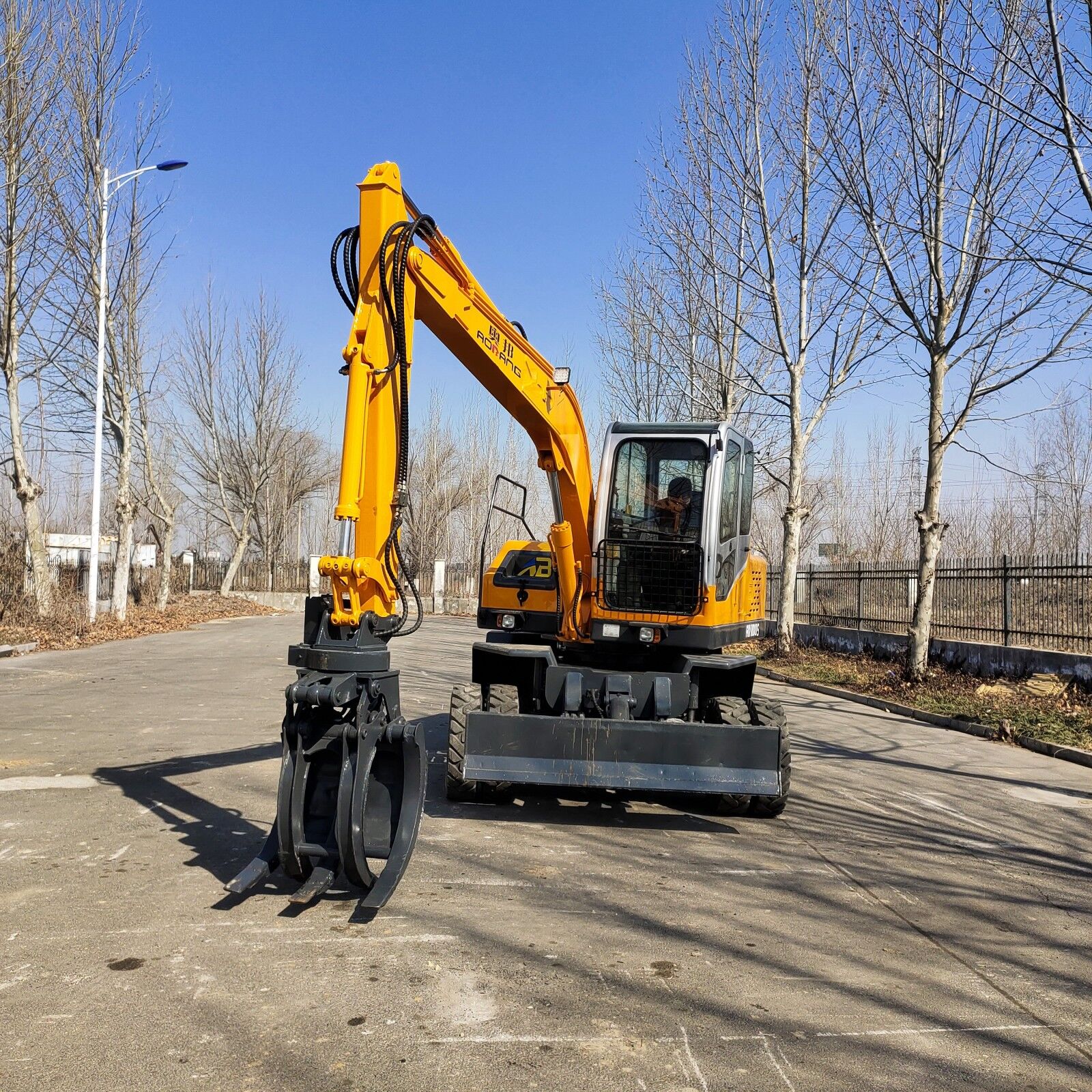 个人急售夹木机 二手奥邦100抓木机 二手轮式挖掘机