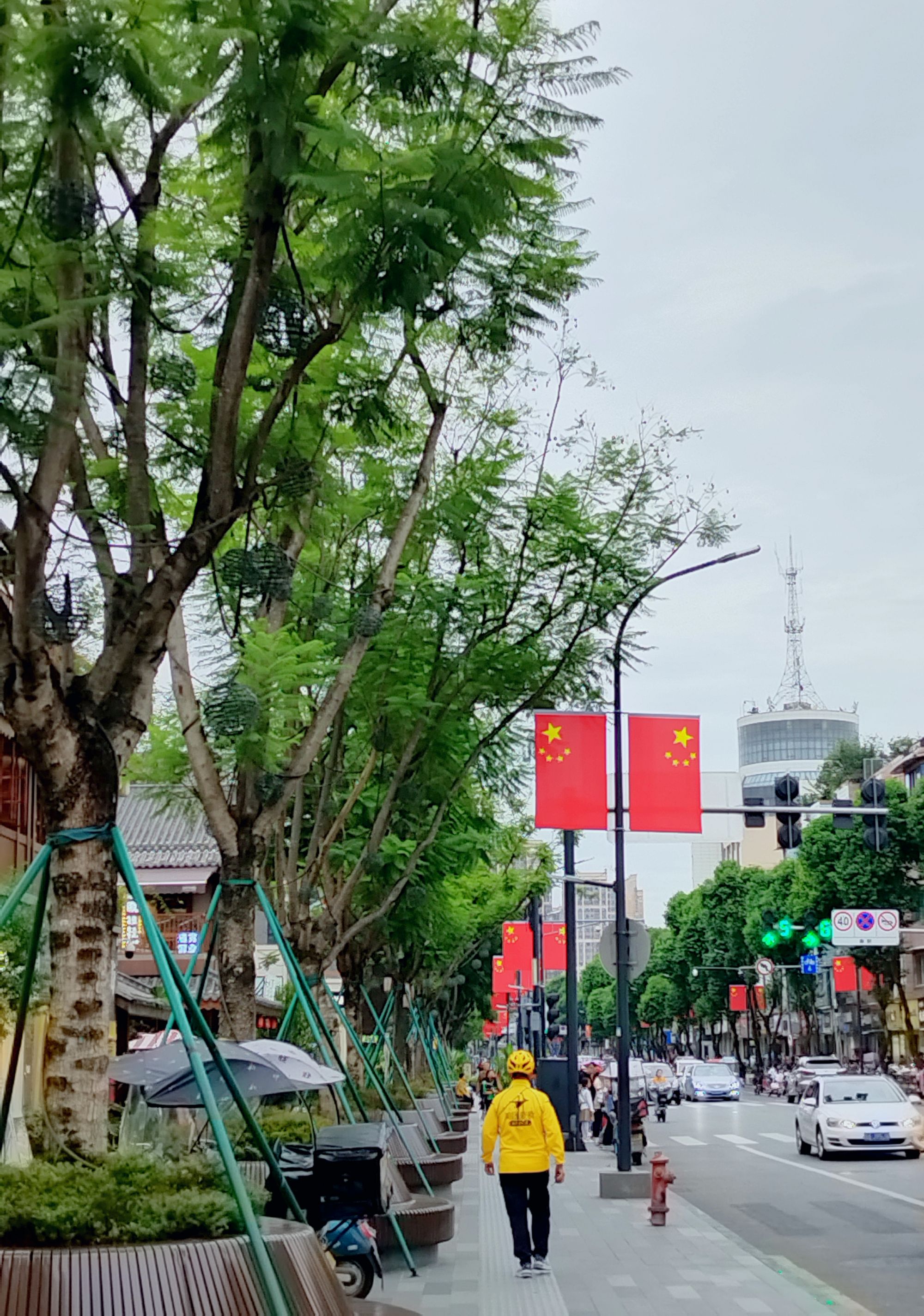 到成都街头走一走 摄享万千气象丨满城国庆红 成都街头国庆氛围浓