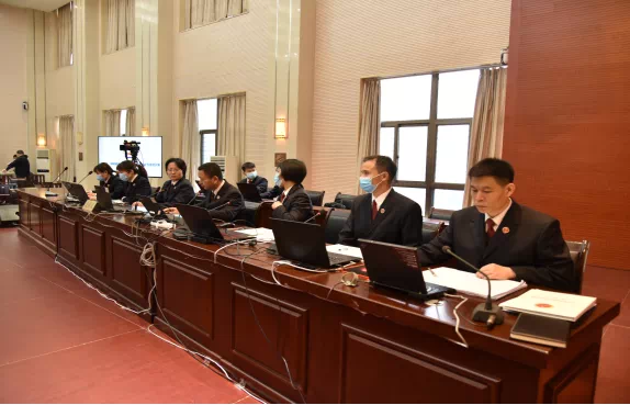 姚伟工作照(右一)