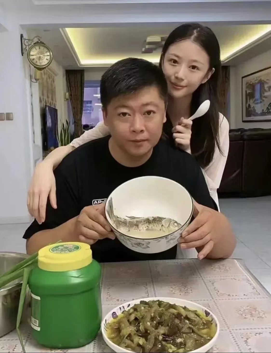 《乡村爱情》王小蒙与谢永强戏外举止亲密,双方都有家庭,引热议