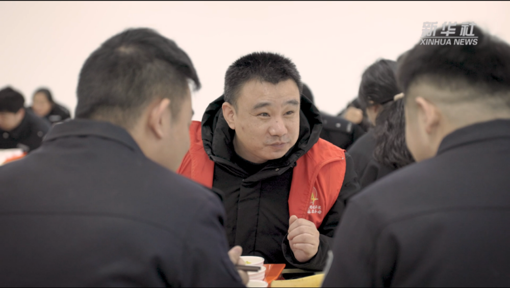 微纪录片|(书写时代)卓牧闲:小城警事 凡人微光