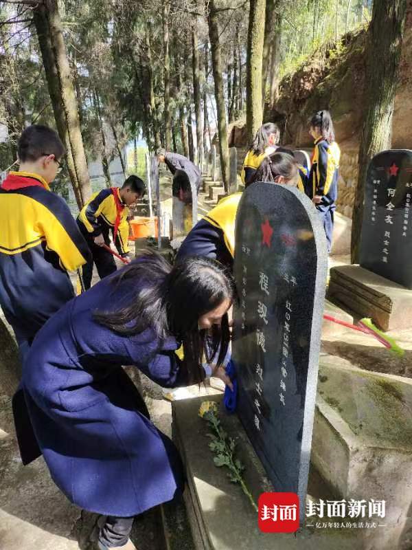 成都大运会火炬手冯炼:90后乡村语文教师,第四代红军守墓人