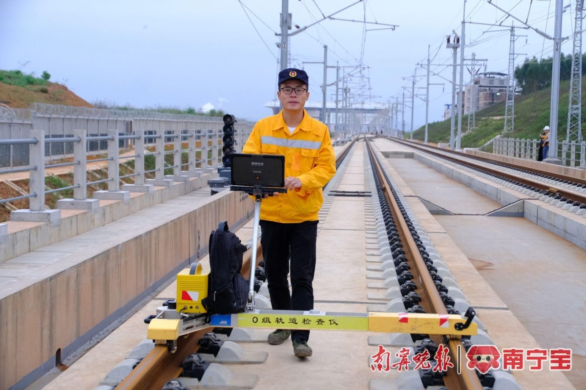 致敬劳动者|为了高铁更安全更舒适,他们"较量"0.1毫米