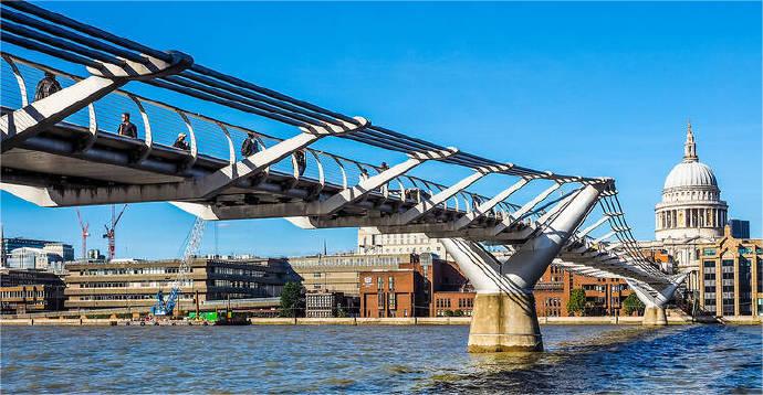 英国伦敦千禧桥将进行为期三周的修复加固