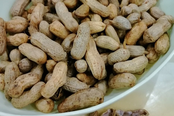 水煮带壳花生是营养丰富的小吃,含有蛋白质,脂肪,纤维素及多种维生素