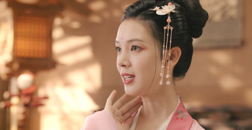 陈瑶变身"贵妃",粉色汉服又美又萌,用倾国倾城来形容不过分吧
