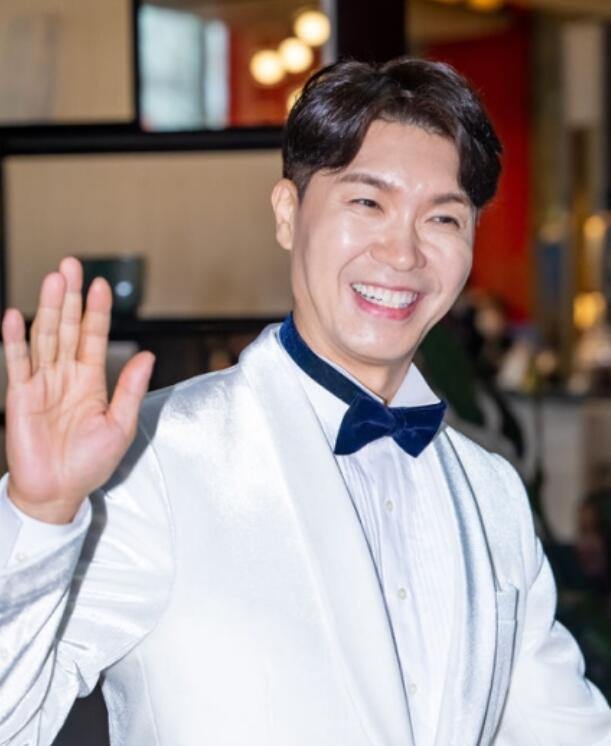 52岁朴秀洪大婚,甜娶小29岁妻子,婚礼现场曝光,父母狠心缺席