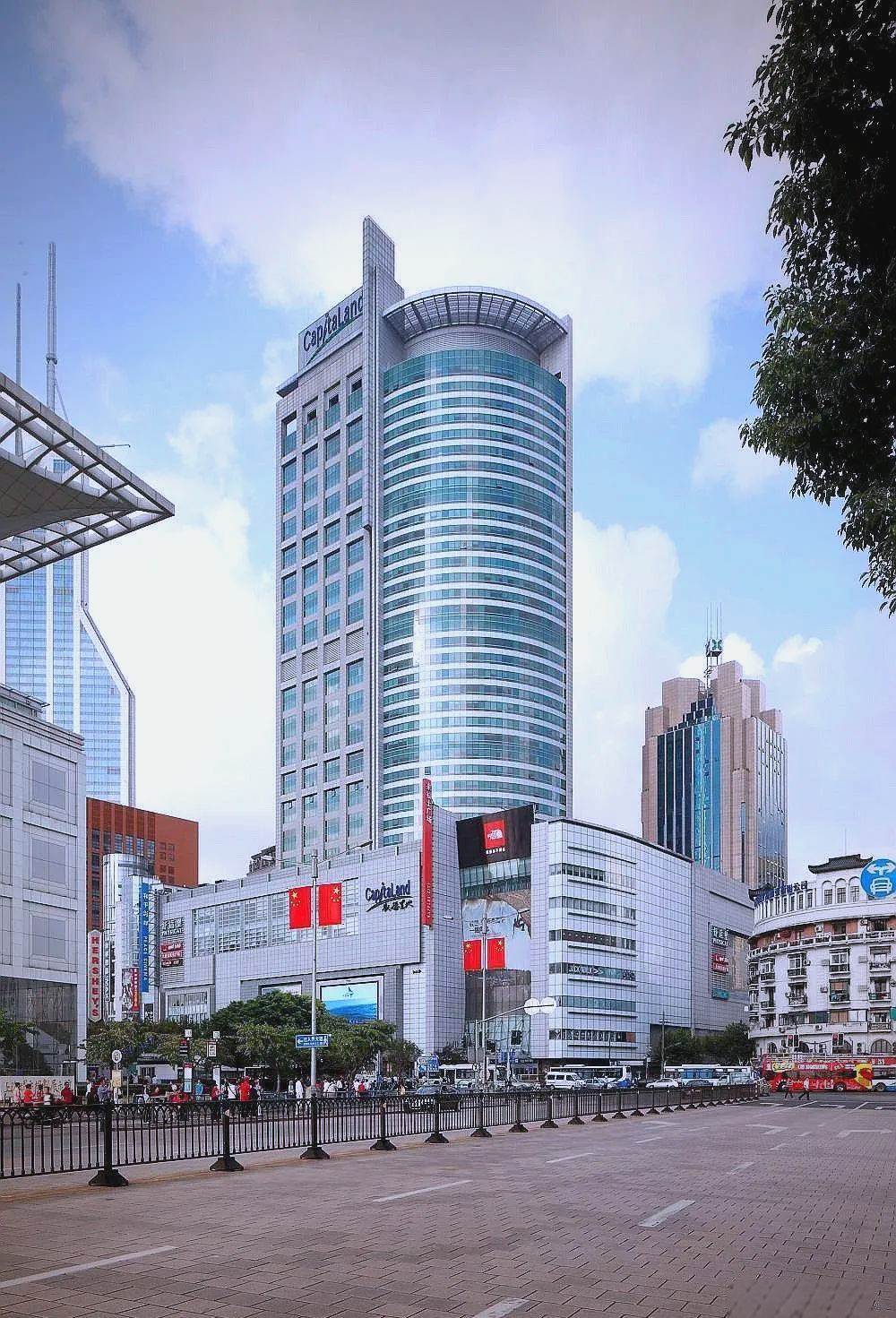 上海来福士广场:豪华购物中心与智能办公楼的完美结合