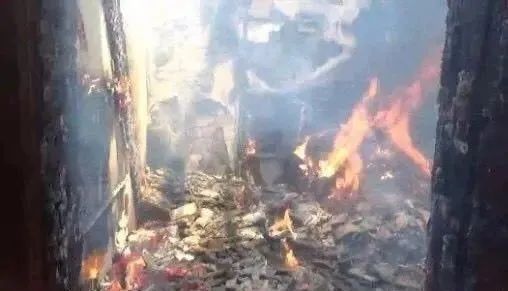 熊孩子点燃窗帘烧光家!