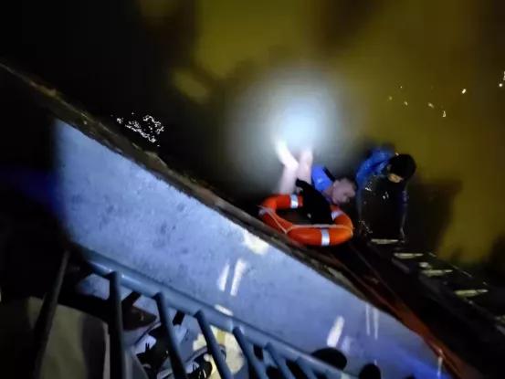 2006年12月应征入伍,服役于73125部队任军械员兼文书,2008年被部队评