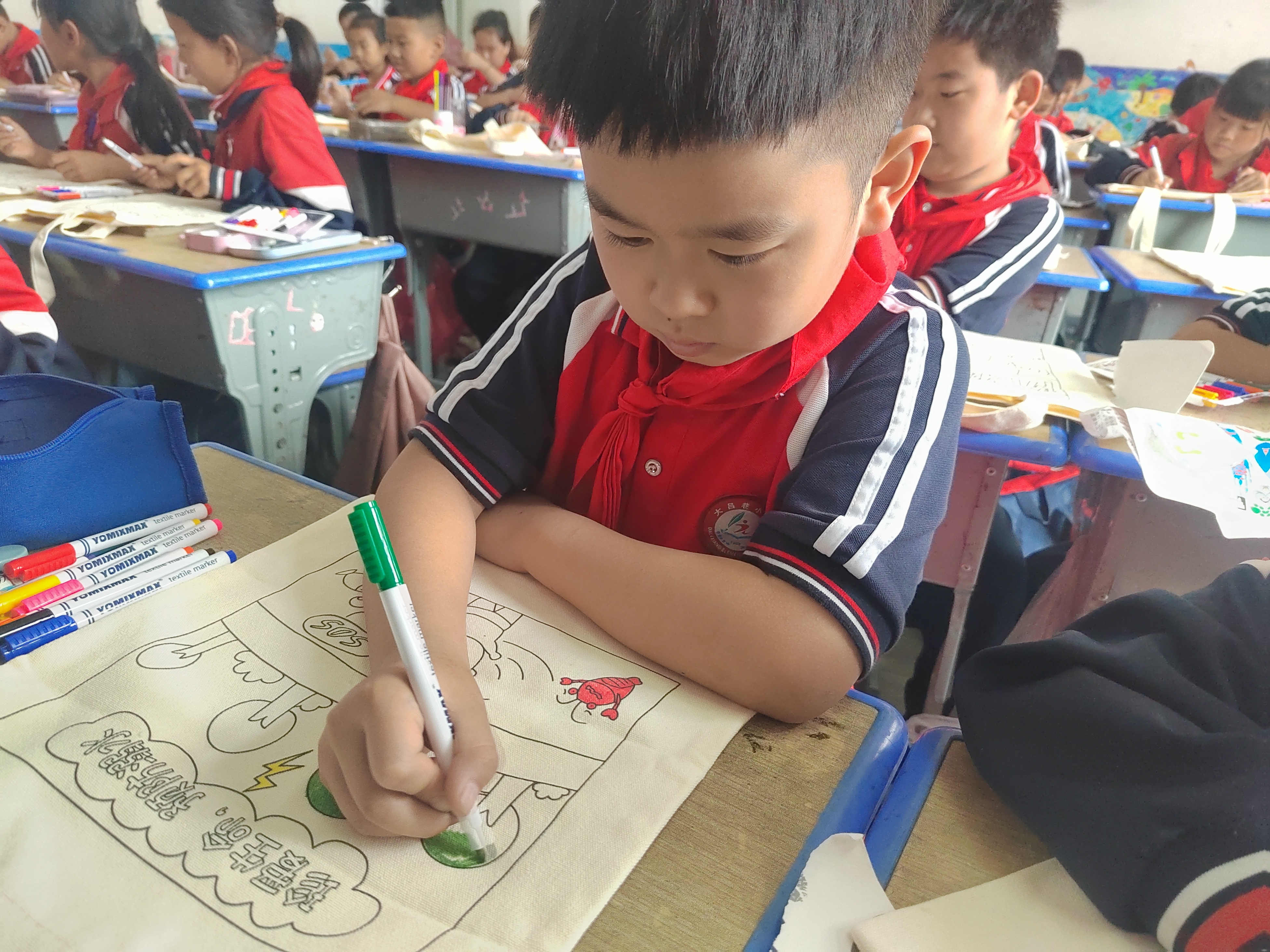 防溺水我们这么做——大吕巷小学开展"防溺水手提袋"绘制活动