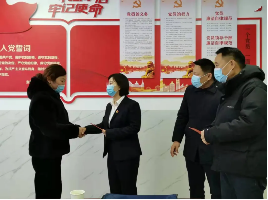 大通湖区:严冬慰问暖人心——副区长王香琴走访慰问困难职工,困难党员