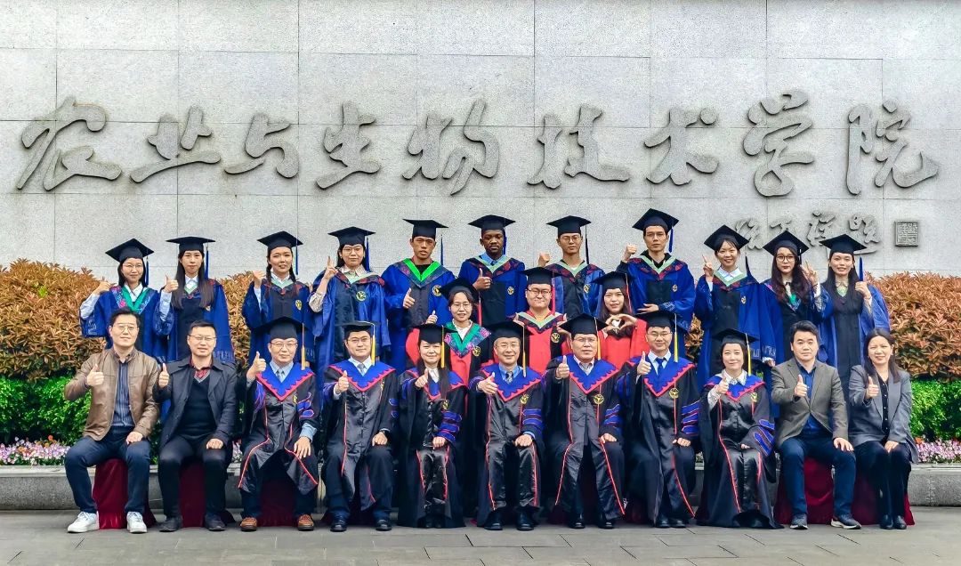 人间最美是青春多图直击2024年春季研究生毕业典礼