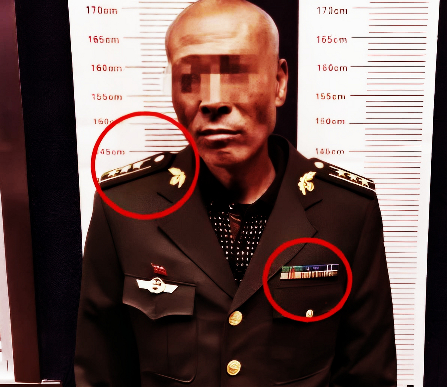 你能看出图中的人是假军人吗? 首先是他穿的制服.