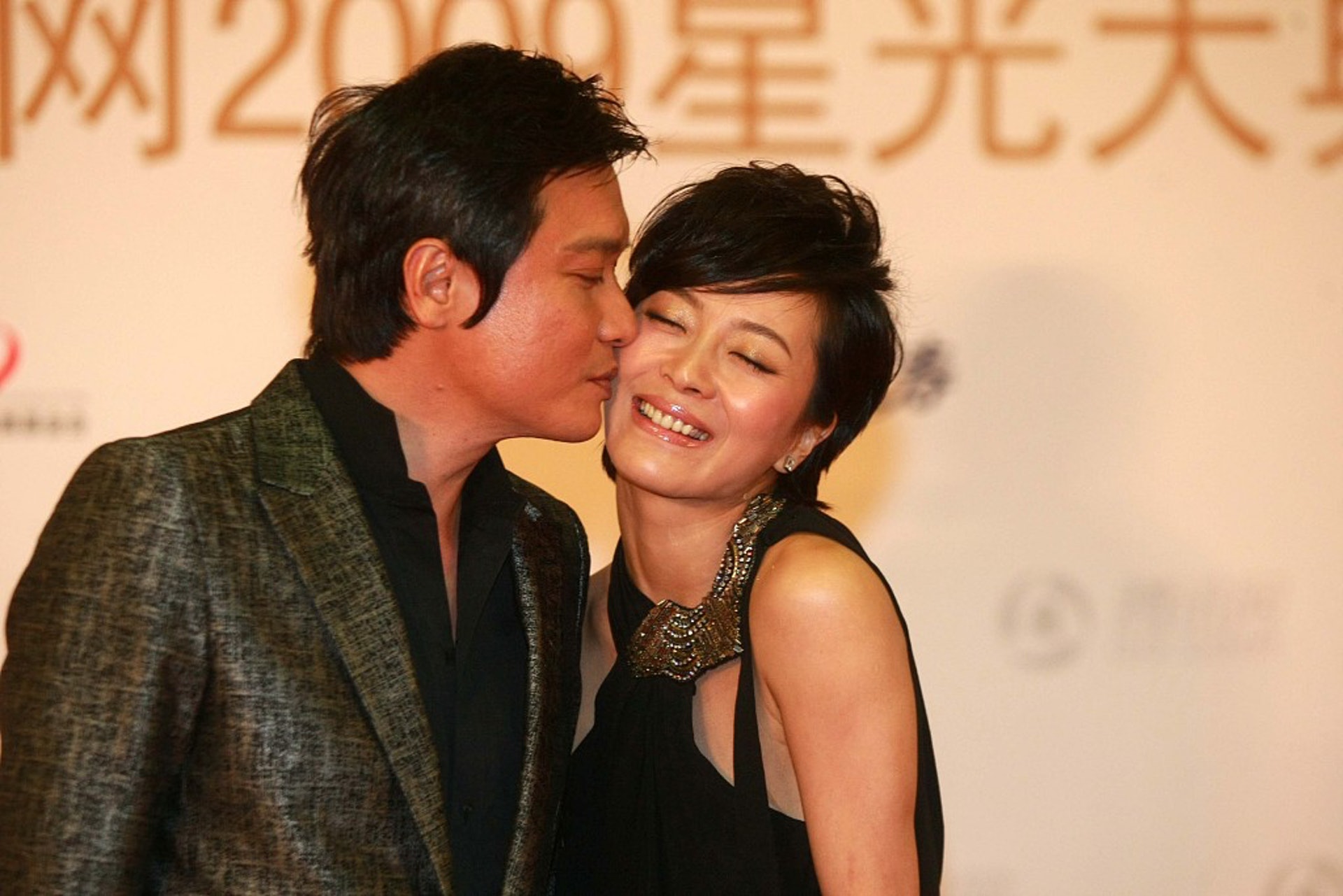 罗嘉良获苏岩甜蜜表白!8岁女儿多才多艺,与前妻和儿子关系融洽