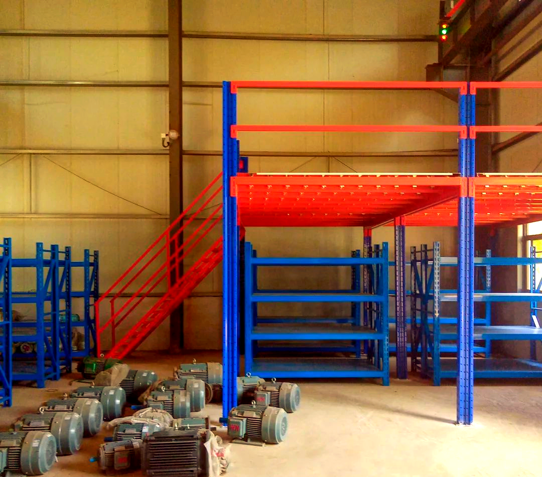 多个仓库的阁楼货架实例