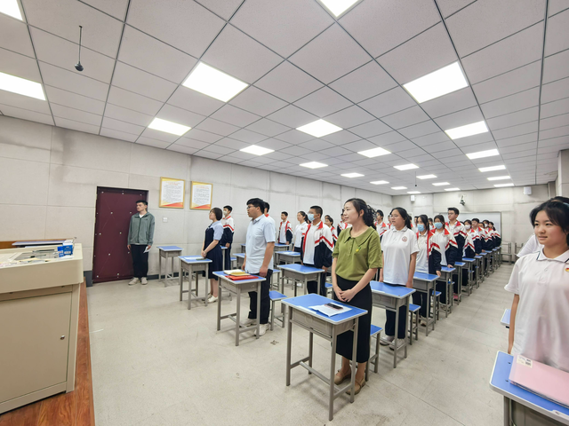 濮阳市油田第十中学举行新团员入团仪式