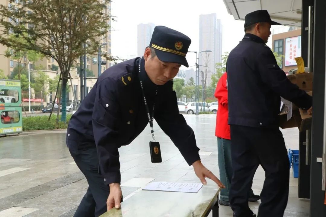 服务不歇保障不停城管护航江夏新地标开门迎客