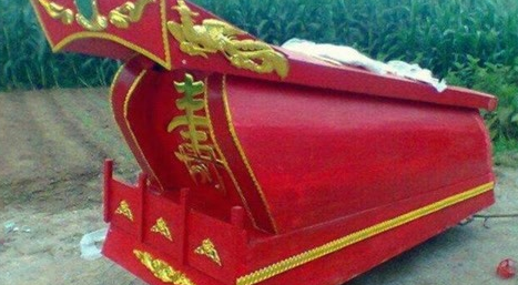 见棺发财,棺材古时寓意着财运,那么红色的棺材又代表什么意思?
