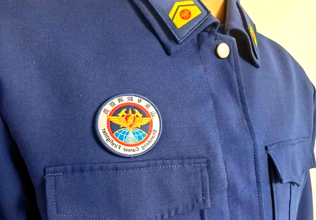 着备勤大衣时,政府专职消防员应佩戴硬质胸徽,其上同样需清晰标明所属