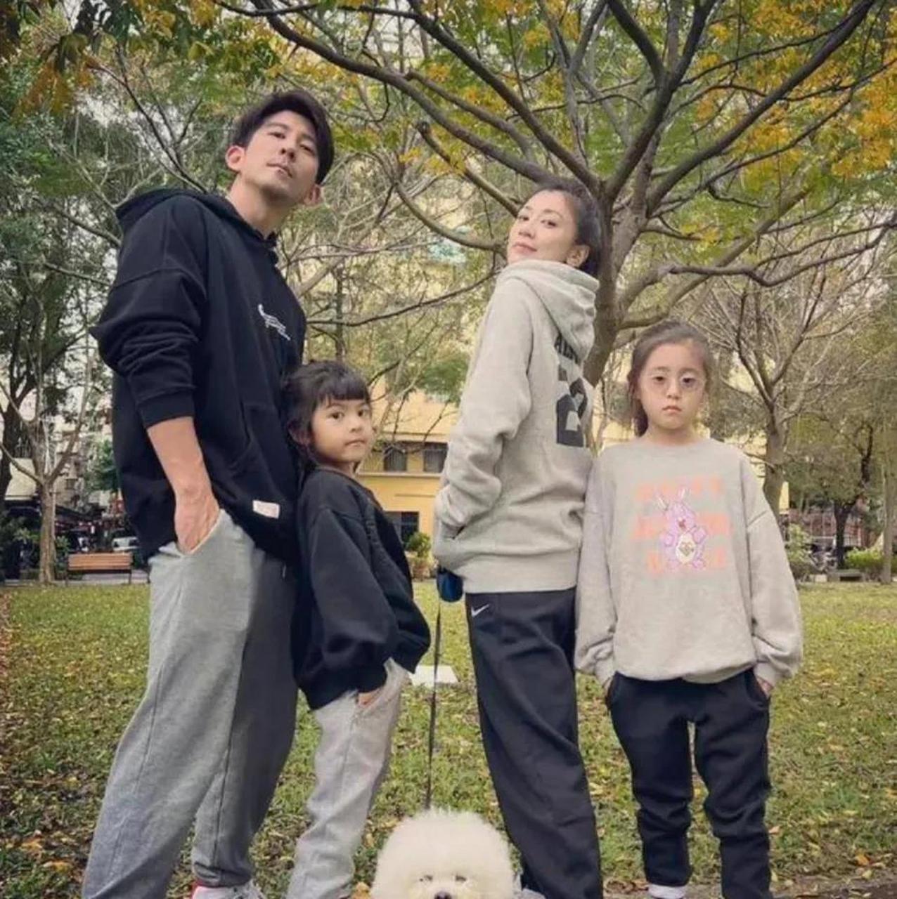 贾静雯晒全家生活照,两个女儿完美继承了父母的颜值,尤其是小女儿波妞