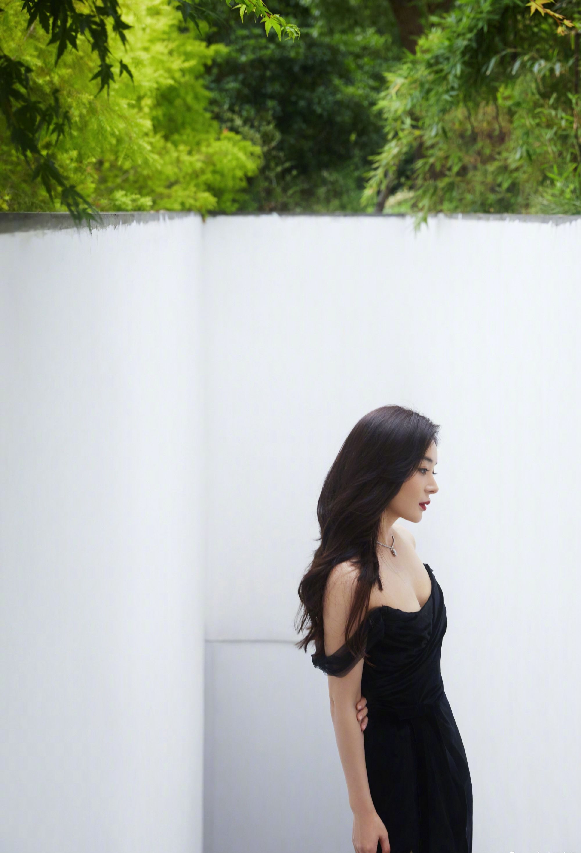 袁姗姗黑色抹胸连衣裙大波浪性感写真