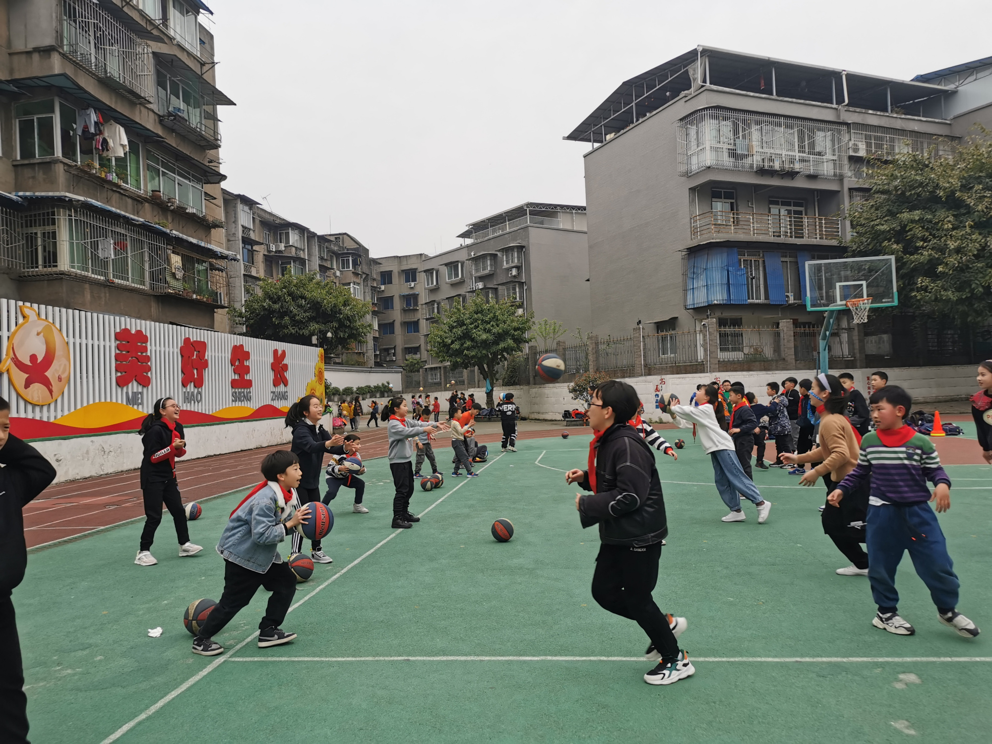 绵竹市大西街小学:目标,课程,人员"三定位",特色篮球课程结硕果
