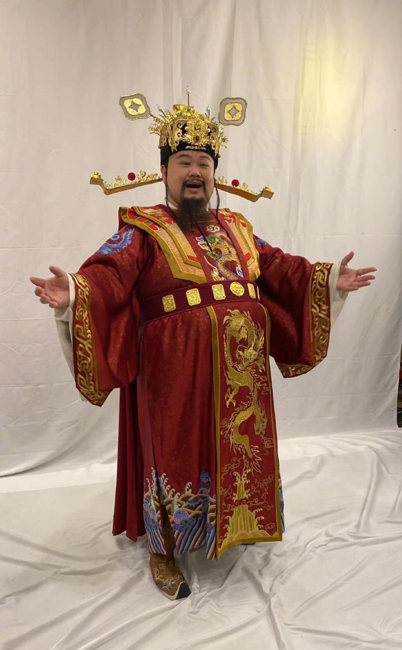 不得不说孙越扮演的这个财神真的很像,财气满满.