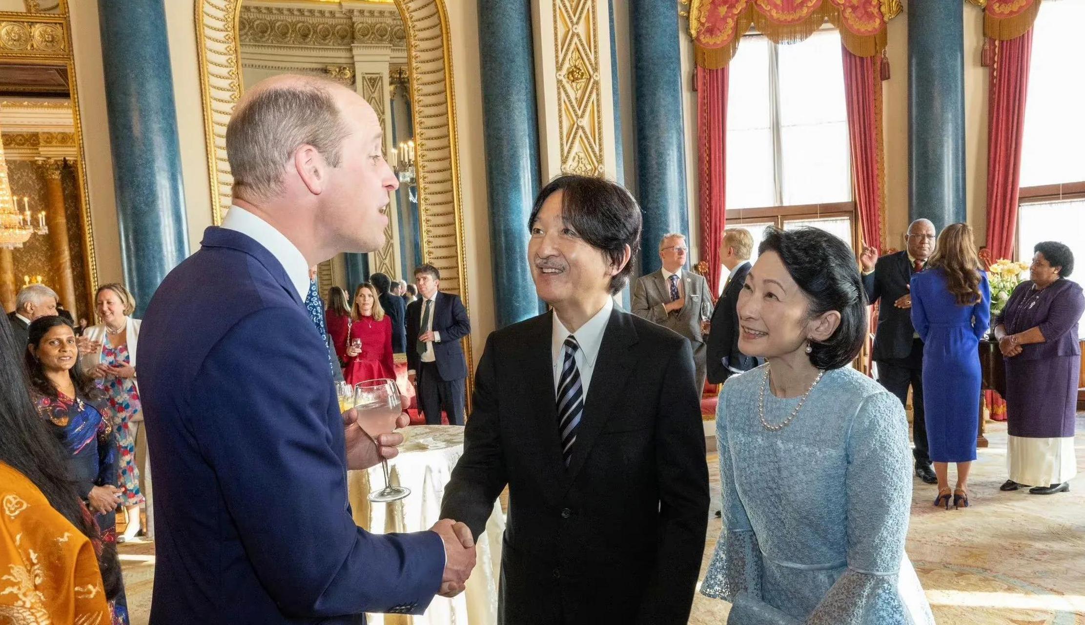 日本皇室派出了皇太弟文仁夫妇参加,夫妇俩跟威尔士亲王威廉见面时