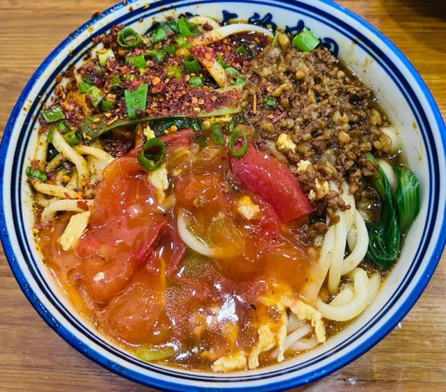 一大碗三合一油泼面,实在是又香又过瘾