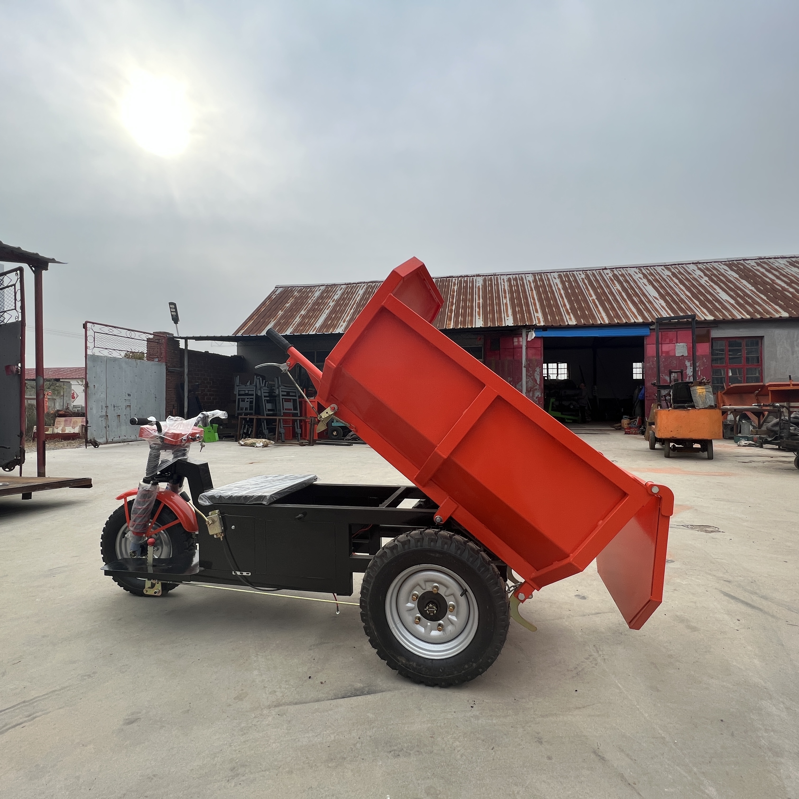 电动灰斗车大三轮手动后翻工程斗车三开门农用养殖混凝土自卸