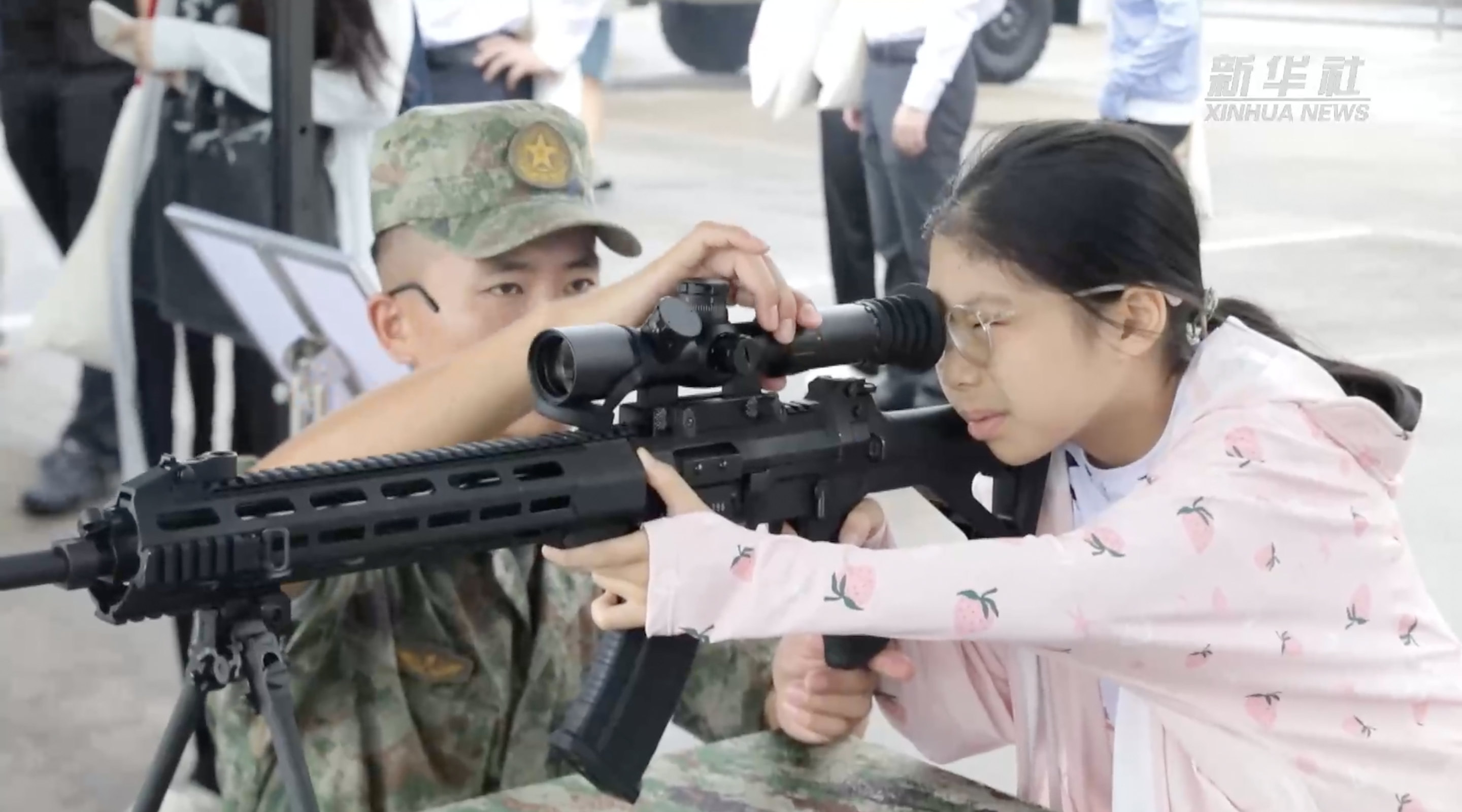 解放军驻港部队举办青少年专场军营开放日