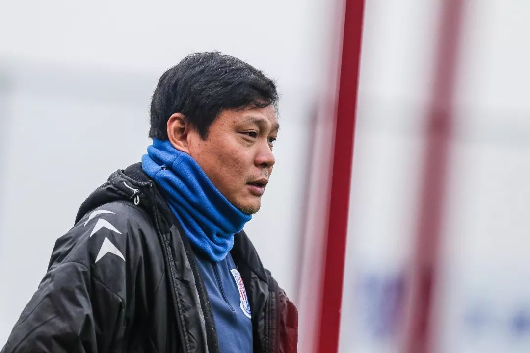 国乒名宿丁松亮相,教国足名宿范志毅打乒乓球,跨界组合梦幻联动