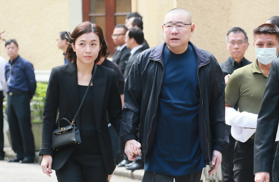 甘比和丈夫手拉手出街,穿连体装若隐若现,身材藏不住,令人着迷