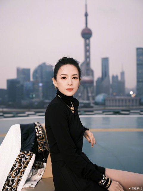 章子怡外滩时装大片 豹纹皮衣搭配黑色短裙尽显成熟美