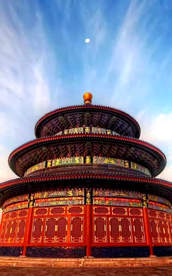 在中国的建筑艺术中,宫殿的布局无疑是最能体现对称之美的典范