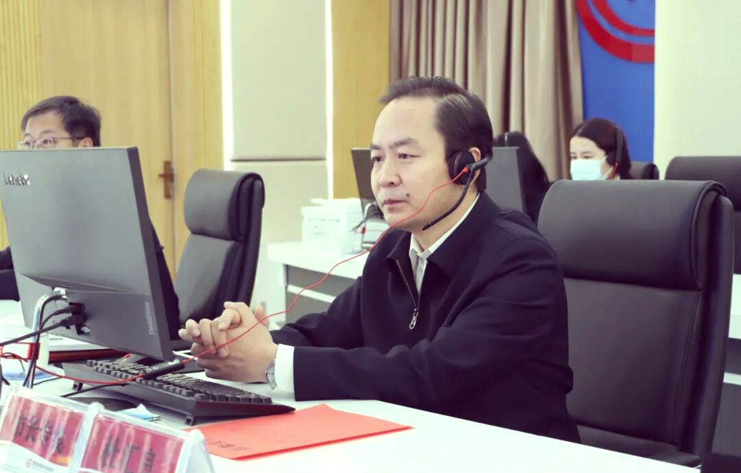 市长杜汇良接听市民热线,回应教育,物业等民生问题