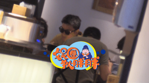 好惬意!贾乃亮带助理逛商场吃面超悠闲