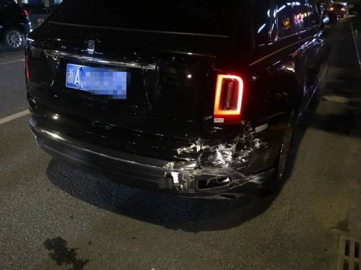 800多万的浙a牌照豪车被追尾,网友:心疼车主