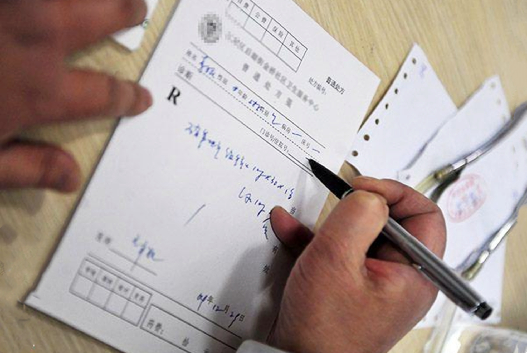 有种"鬼画符"叫医生开药,字迹潦草很难辨认,护士却一眼看懂