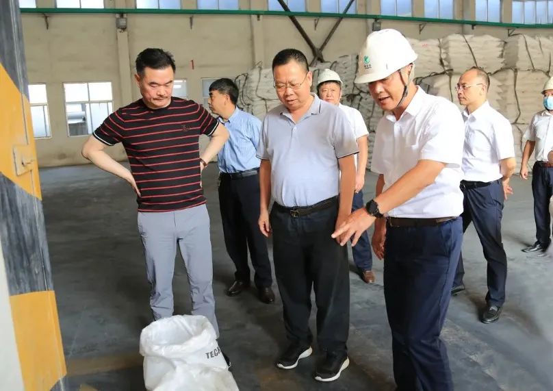 龙蟠科技董事长石俊峰一行到新洋丰参观考察