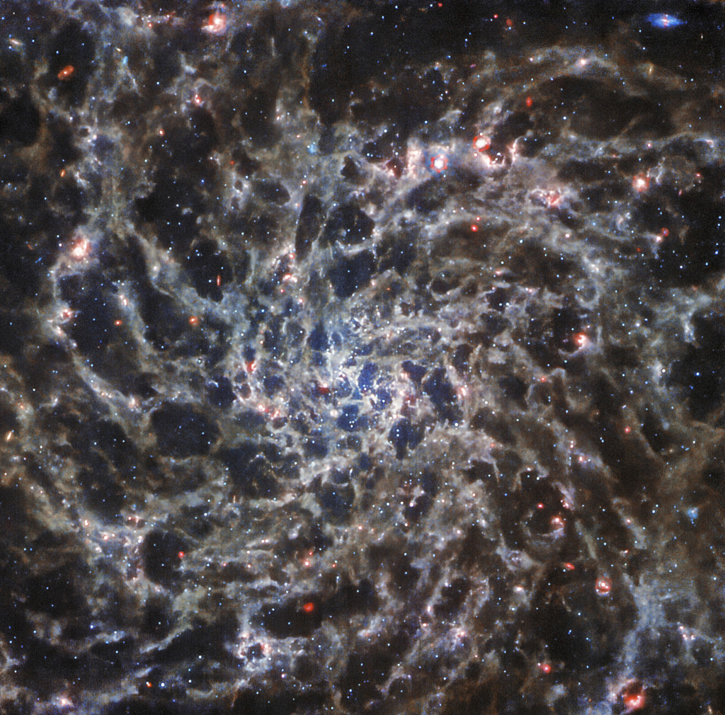韦伯望远镜揭示巨大螺旋星系新图像 酷似骨骼旋涡
